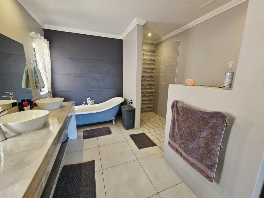 3 Bedroom Property for Sale in Dwarswegstrand Western Cape